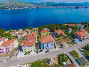 uma vista aérea de uma propriedade residencial na margem de um lago em Apartments Maja em Okrug Donji