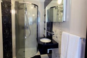 Ambiance Hotel tesisinde bir banyo