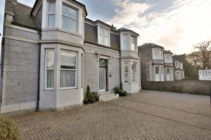 a row of houses on a brick street at Cedars Guest House in Aberdeen