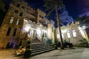 un edificio con scale e un'auto parcheggiata di fronte di Valentina Castle a Ognyanovo