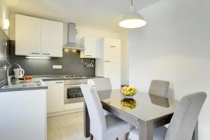 Kuchyň nebo kuchyňský kout v ubytování Holiday Home Batelani