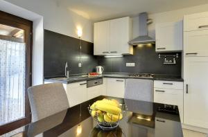 Kuchyň nebo kuchyňský kout v ubytování Holiday Home Batelani