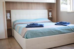 Un dormitorio con una cama con toallas azules. en Stefy Home en Catania