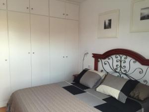 Schlafzimmer mit einem Bett und weißen Schränken in der Unterkunft Villa Benita II in Playa Blanca
