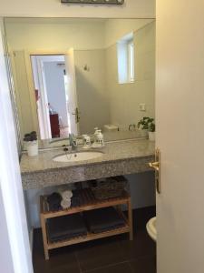 ein Bad mit einem Waschbecken und einem Spiegel in der Unterkunft Villa Benita II in Playa Blanca