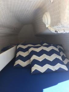 グリュイッサンにあるVoilier à Quai Gruissanの青と白の枕が備わるベッド1台