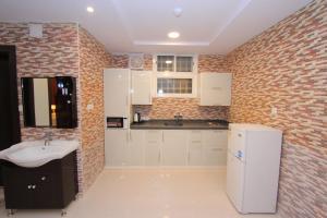 Η κουζίνα ή μικρή κουζίνα στο Qasr Rayana Aparthotel