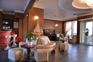 - un salon avec un canapé, des chaises et une table dans l'établissement Hotel Cristina Maris, à Loutraki