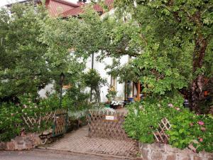 een huis met een bos van bloemen en bomen bij Haus Michler in Todtnau