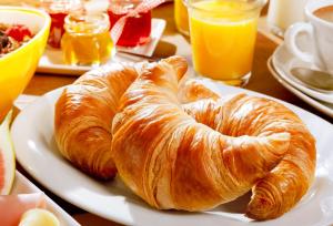 un plateau blanc avec deux croissants sur une table dans l'établissement Danieri Asunción Hotel, à Asuncion
