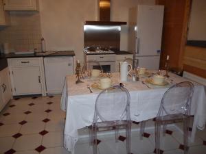 cocina con mesa y mantel blanco en Le Mazot, en Villaroger