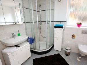 y baño con ducha y lavamanos. en Haus Michler en Todtnau