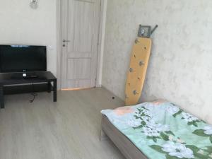 Giường trong phòng chung tại Apartment Ozernaya 7