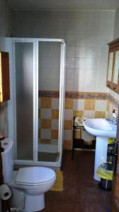 Un baño con ducha, inodoro y lavabo. en Torre Blanca, en Riópar Viejo 22 fotos más