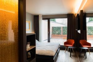 una camera con un letto e due sedie rosse di Le Florentin a Florenville