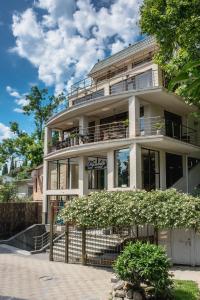 un gran edificio blanco con una valla delante en Boutique Hotel Boulevard, en Yalta