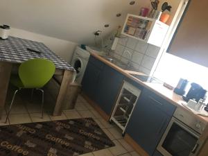O bucătărie sau chicinetă la Messe Apartment & Rooms Hänigsen