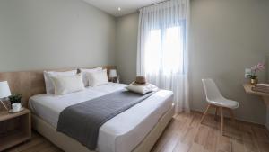 A bed or beds in a room at Riaki Apts