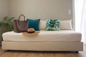A seating area at Riaki Apts