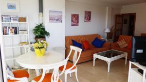 uma sala de estar com um sofá e uma mesa em Carlton Playa em Denia