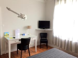 Sjónvarps- og/eða afþreyingartæki á Logis Hotel L'Occitan 2 étoiles