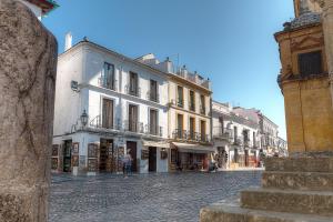 una calle adoquinada en una ciudad con edificios en La Torre, en Córdoba