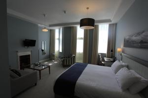 een hotelkamer met een bed en een woonkamer bij Yarrow Hotel in Broadstairs