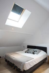 Una cama o camas en una habitación de Douce Nuits