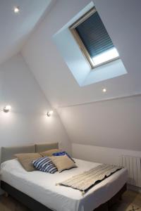 Una cama o camas en una habitación de Douce Nuits