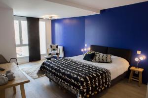 Una cama o camas en una habitación de Douce Nuits