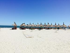 ママイア・ノルドにあるApartament Boggioの海の景色を望むビーチ(パラソル、椅子付)