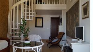 A television and/or entertainment centre at Hotel La Residencia