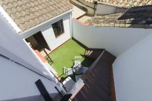 an overhead view of a house with a green yard at La Torre in Córdoba