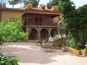 a house with chairs and tables in a courtyard at La Villa Don Quijote in Cuenca