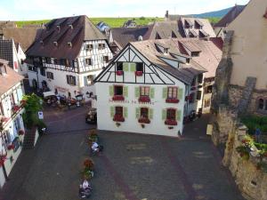 een luchtzicht op een gebouw in een stad bij L'Hostellerie du Château in Eguisheim