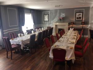 Ein Restaurant oder anderes Speiselokal in der Unterkunft The Gateway Hotel 