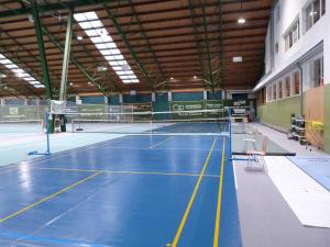 um campo de ténis com dois campos de ténis em Hotel Sportcenter Fünf Dörfer AG em Zizers