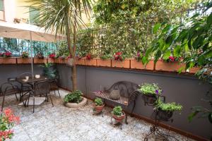 a patio with a table and chairs and potted plants at B&B Civico Cinque in Salerno