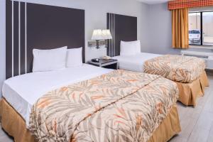 Una cama o camas en una habitación de Express Inn Weslaco/Mercedes