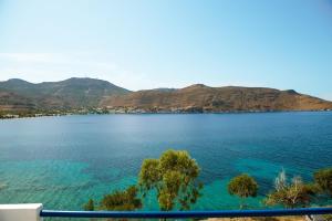 uitzicht op een meer met bergen op de achtergrond bij Antoniadi Rooms in Livadia