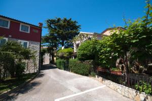 a driveway leading to a house with a fence at Dario Room in Novigrad Istria