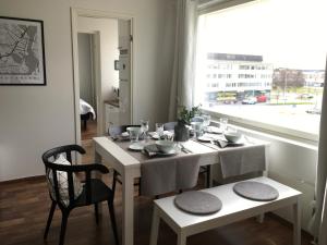 ロヴァニエミにあるLapland Quality City Apartment Rovaniemiのテーブルと椅子、窓