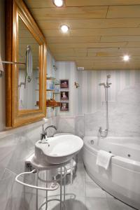 A bathroom at Hotel Boutique Maribel (Adult Only)