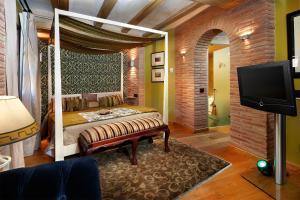 A television and/or entertainment centre at Hotel Boutique Maribel (Adult Only)