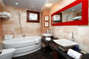A bathroom at Hotel Boutique Maribel (Adult Only)