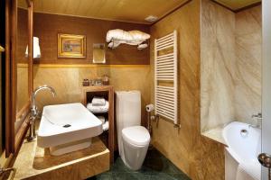 A bathroom at Hotel Boutique Maribel (Adult Only)