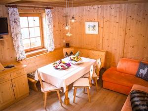- une salle à manger avec une table et un canapé dans l'établissement Gesenhof, à Sesto