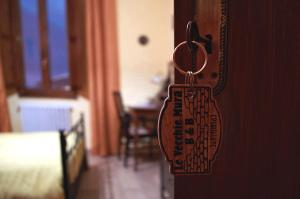 eine Schlüsselanhängigkeit von einer Tür mit einem Zimmer in der Unterkunft Le Vecchie Mura B & B in Cannara