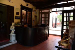een bar in een restaurant met een standbeeld in Theoyer bij Hacienda La Magdalena in San Francisco Tesistán +46 foto's