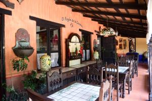 een restaurant met een tafel en stoelen in een gebouw bij Hacienda La Magdalena in San Francisco Tesistán